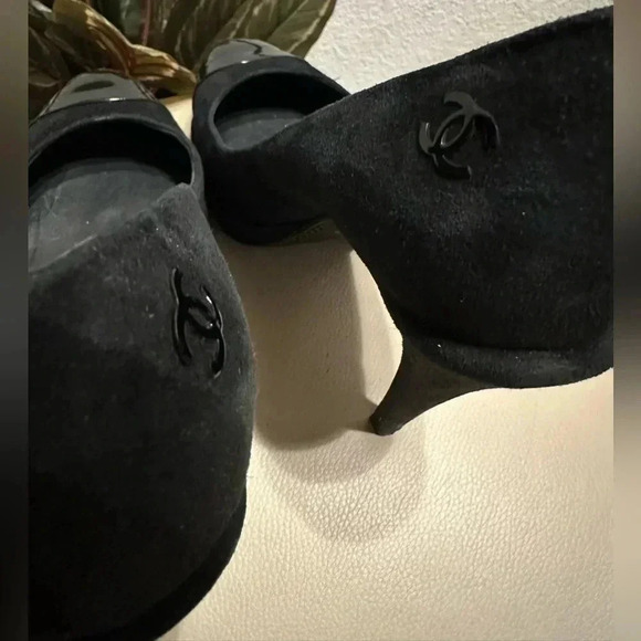 Chanel Black Suede Platform Pumps w/ Patent Leather Cap Toe + CC Logo size 38.5 - Picture 9 of 16